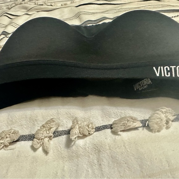 New Victoria’s Secret sports bra! Versatile, supportive 32D black bra! 👙 - Picture 4 of 5